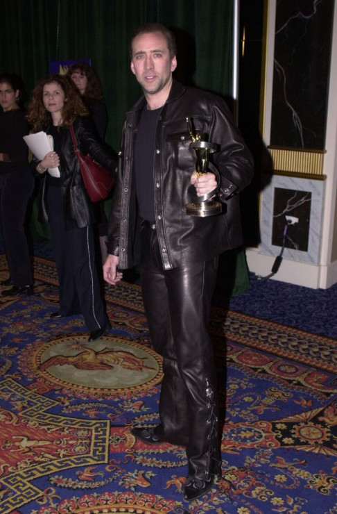 Nicolas Cage to koneser skórzanych kurtek: od eleganckich do kiczowatych. Jak je nosi zdobywca Oscara? [GALERIA]