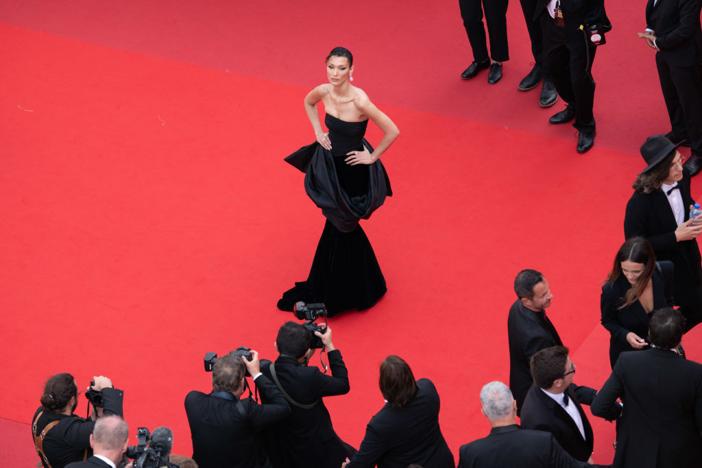 Cannes 2022: Bella Hadid w vintage Versace