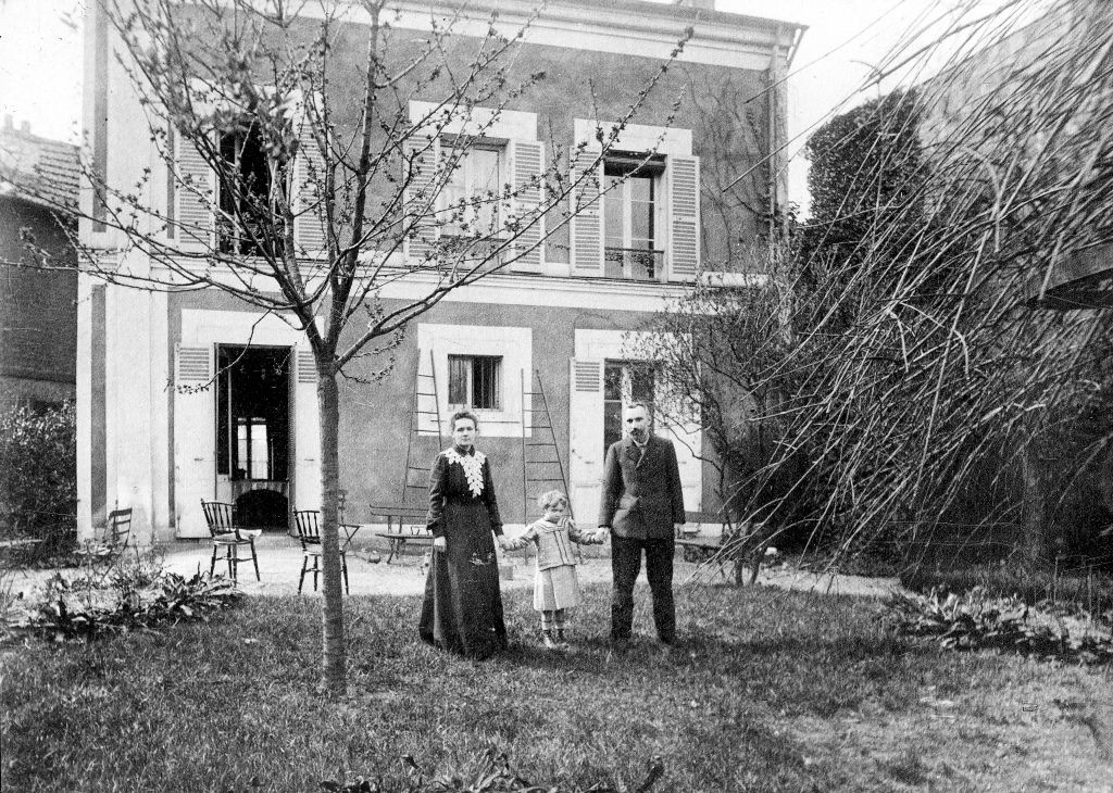 Maria Skłodowska-Curie i Piotr Curie z córką w swoim paryskim domu