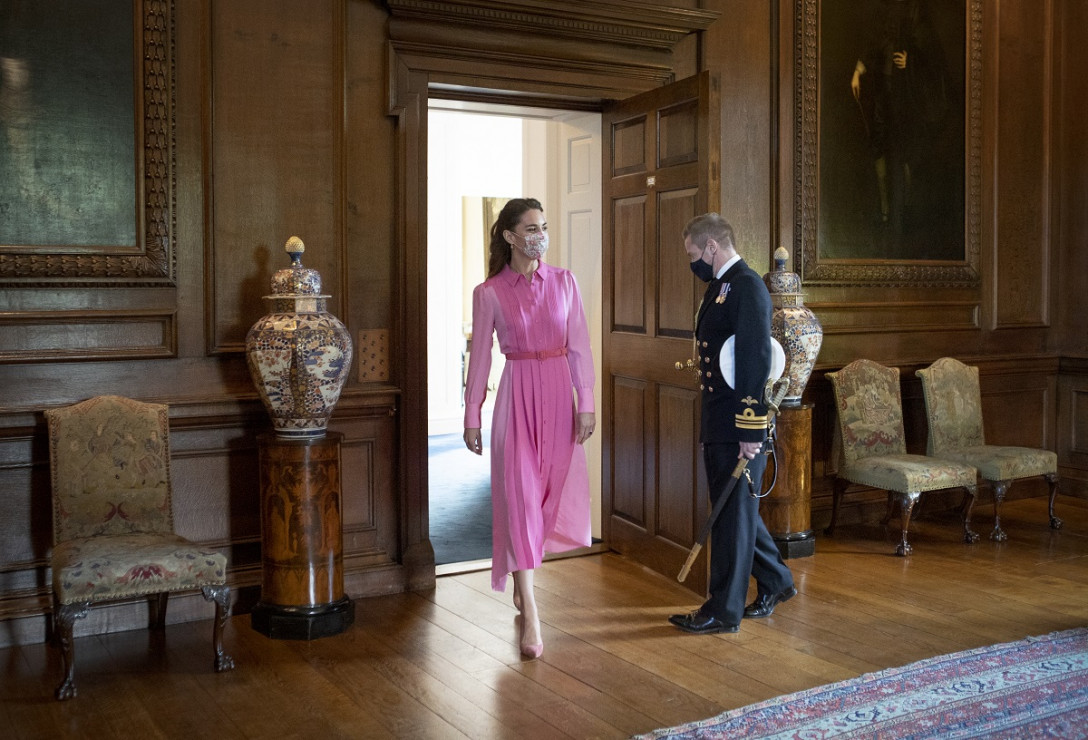 Kate Middleton i jej mama w identycznych sukienkach