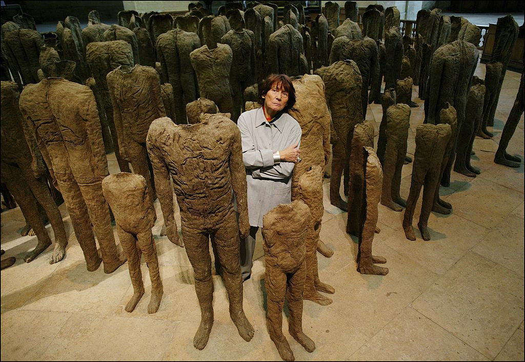 Magdalena Abakanowicz w otoczeniu swoich rzeźb