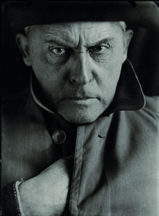 Stanisław Ignacy Witkiewicz jako Napoleon, 1939 fot. Tadeusz Langier odbitka fotograficzna, 18 × 13 cm Kolekcja Stefana Okołowicza, Warszawa