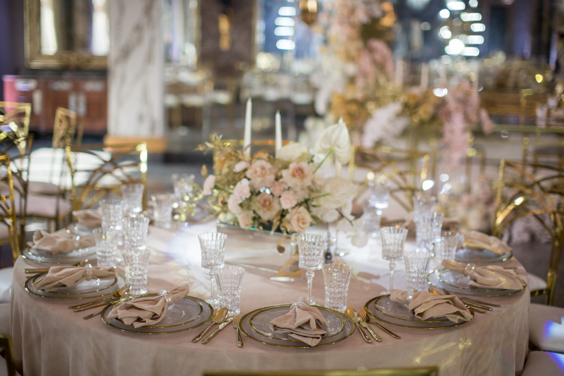 Wystrój sali weselnej - w jakim stylu udekorować salę i o czym pamiętać? Wskazówki i inspiracje
