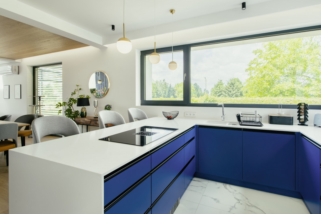 Dom z kobaltową kuchnią na Podkarpaciu, projekt: PAWEŁ ŚNIEŻEK INTERIORS & ARCHITECTURE DESIGN