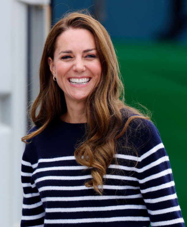 Kate Middleton w minimalistycznym swetrze w paski oraz sportowym stroju