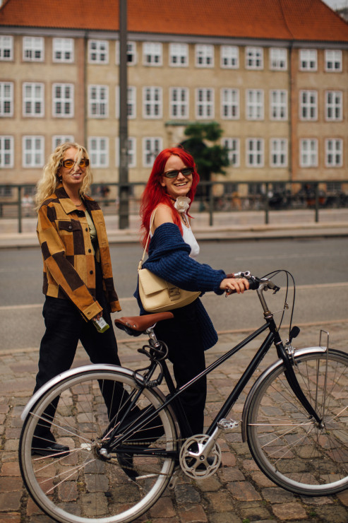 Stylizacje na Copenhagen Fashion Week wiosna-lato 2023