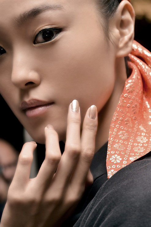 Perłowe paznokcie – TOP 20 opalizujących inspiracji na piękny manicure z połyskiem