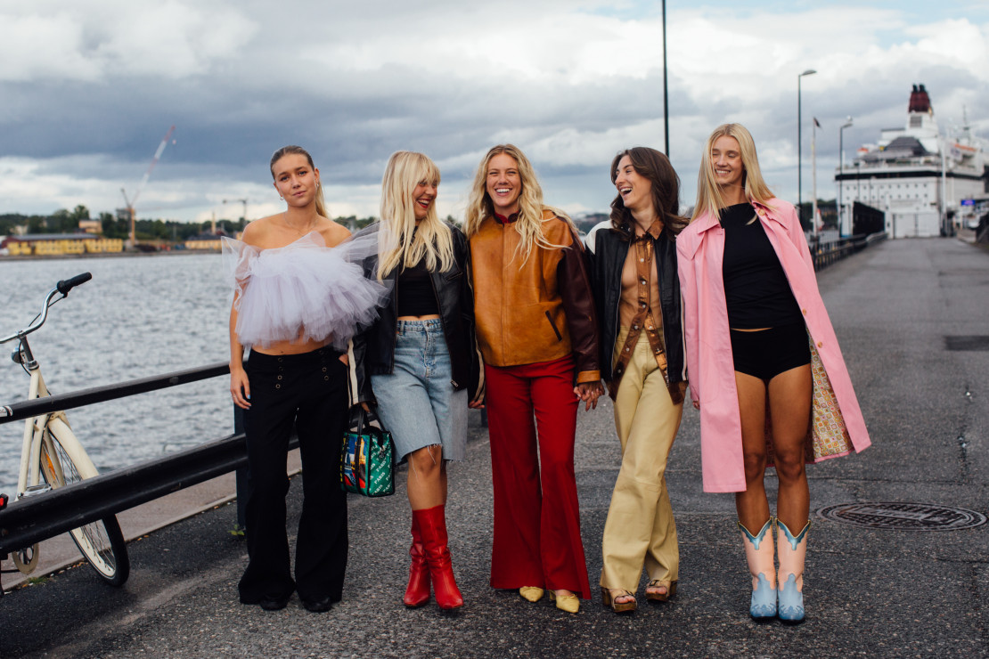 Najlepsze stylizacje na Stockholm Fashion Week wiosna-lato 2023
