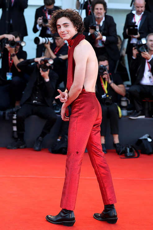 Timothée Chalamet w kombinezonie bez pleców na Festiwalu Filmowym w Wenecji. Aktor znów zachwyca i łamie stereotypy