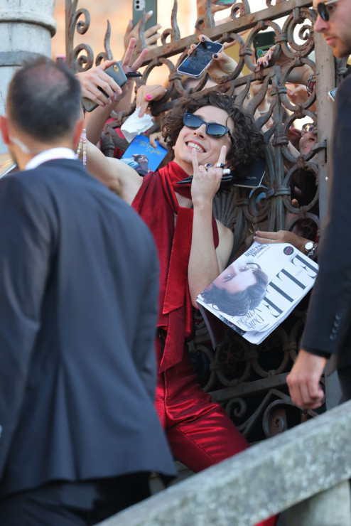 Timothée Chalamet w kombinezonie bez pleców na Festiwalu Filmowym w Wenecji. Aktor znów zachwyca i łamie stereotypy