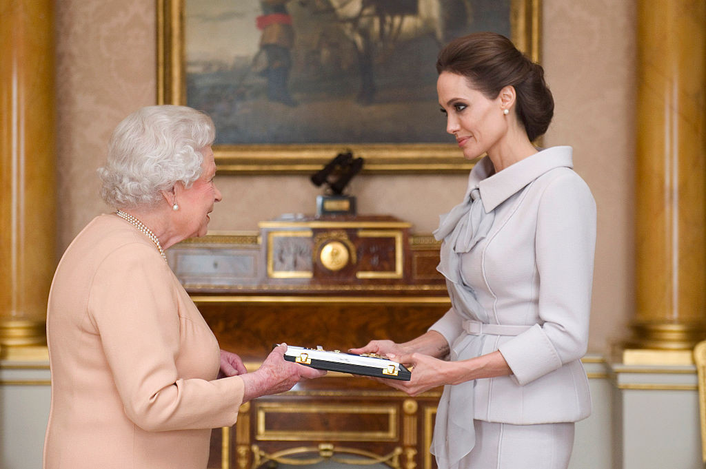 Królowa Elżbieta II i Angelina Jolie