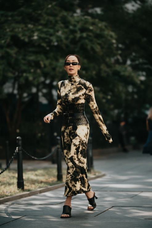 Najbardziej inspirujące stylizacje NYFW wiosna-lato 2023 [street fashion]