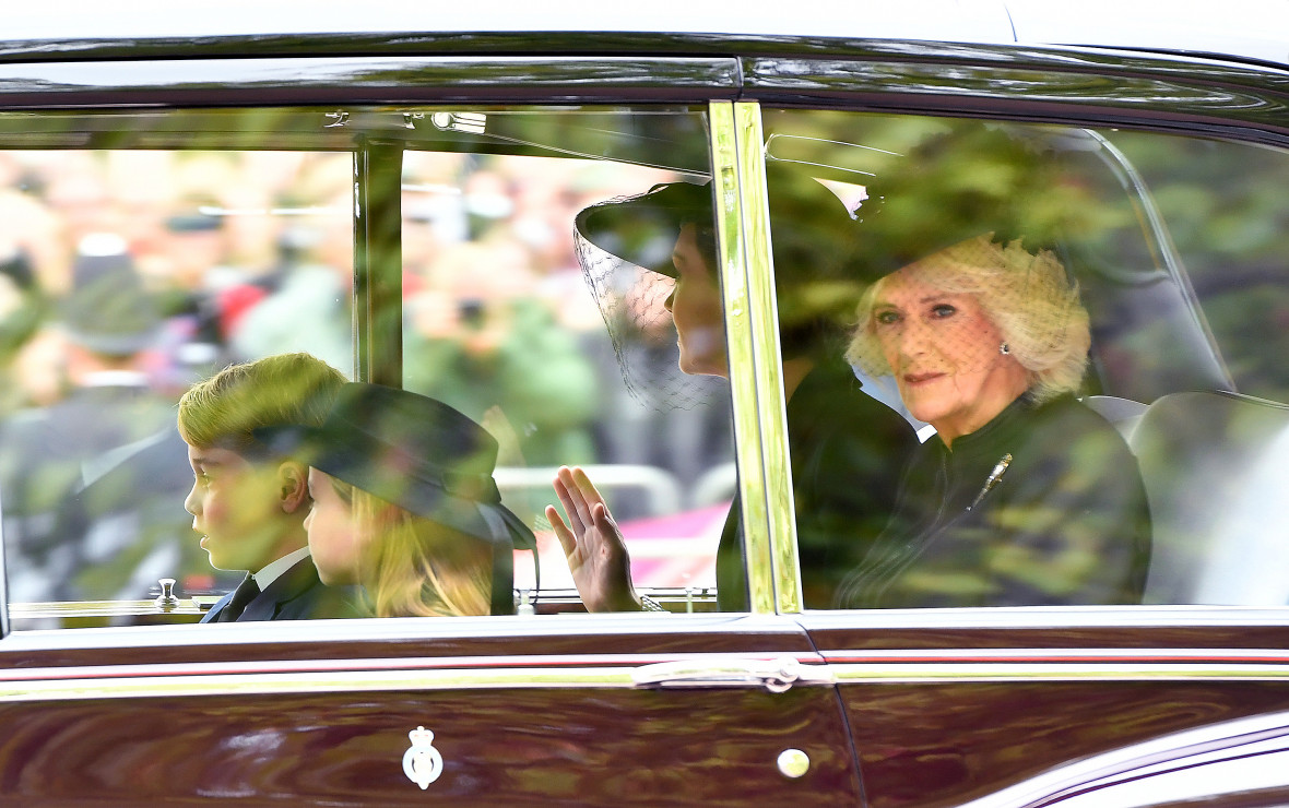 Pogrzeb Królowej Elżbiety II- Królowa Camille, Kate Midletton, książe Jerzy i księżniczka Charlotte