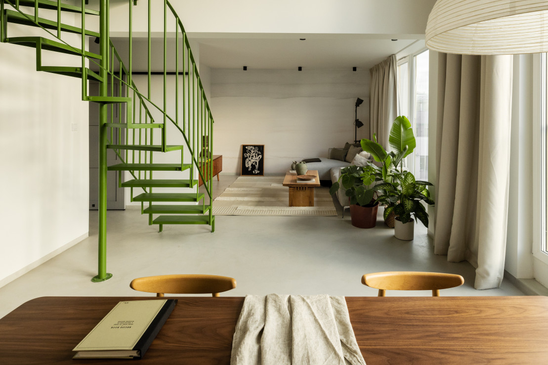 Dwupoziomowe mieszkanie z zielonymi schodami, projekt: Monika Skuza / pracownia CudnieBosko