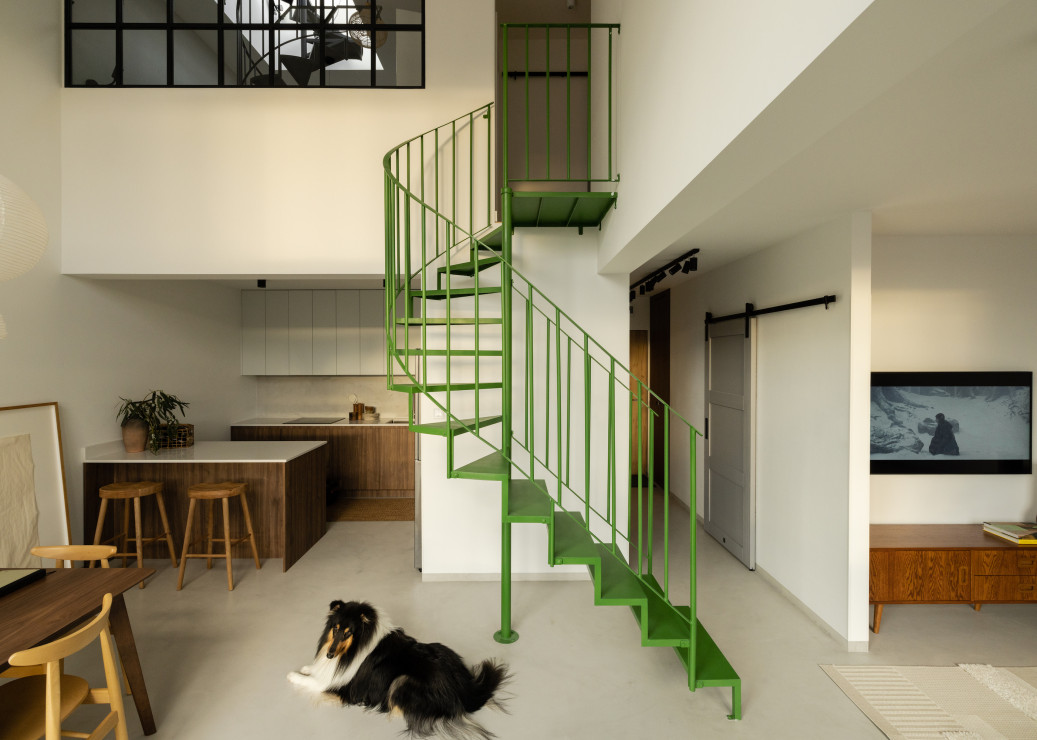 Dwupoziomowe mieszkanie z zielonymi schodami, projekt: Monika Skuza / pracownia CudnieBosko