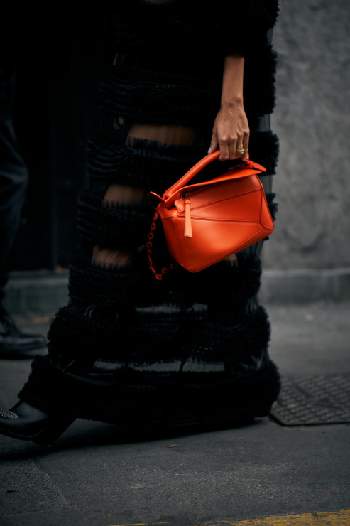 Najlepsze dodatki z Milan Fashion Week wiosna-lato 2023 [street style]