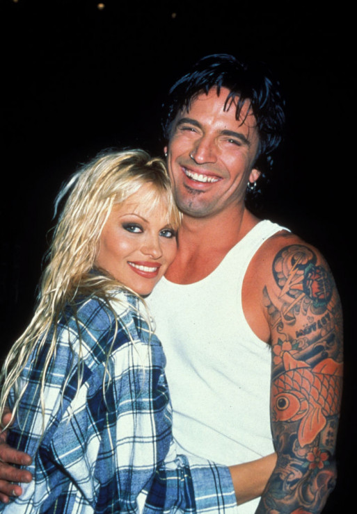 Pamela Anderson, Tommy Lee – historia miłosna seksownej blondynki i buntowniczego rockmana. Dlaczego Pameli nie podobał się serial „Pam &Tommy”?
