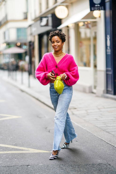 Swetry w stylu Instagramerek – gdzie je kupić? Tych 5 modeli warto mieć w swojej szafie