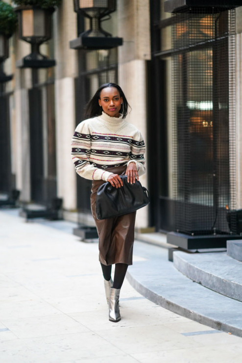 Swetry w stylu Instagramerek – gdzie je kupić? Tych 5 modeli warto mieć w swojej szafie