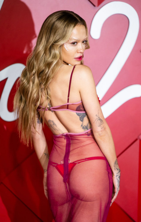 Rita Ora znów zachwyca zmysłową stylizacją. Gwiazda pokazała ciało w prześwitującej sukience w najmodniejszym kolorze 2023 roku