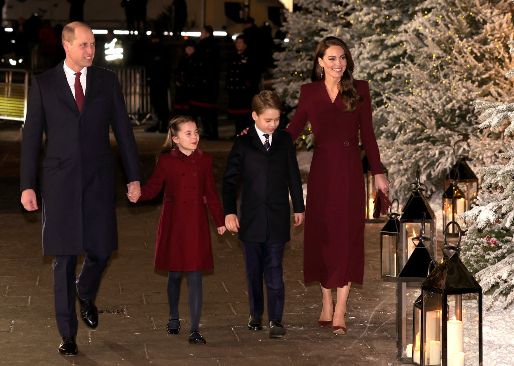 Kate Middleton w płaszczu w kolorze grzanego wina na królewskim Christmas carol service. Księżna zachwyciła klasą