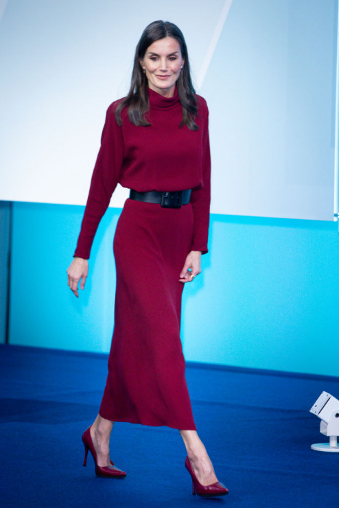 Królowa Letycja w niedrogiej sukience z hiszpańskiej sieciówki. Wybrała elegancki model w najmodniejszym kolorze 2023 roku
