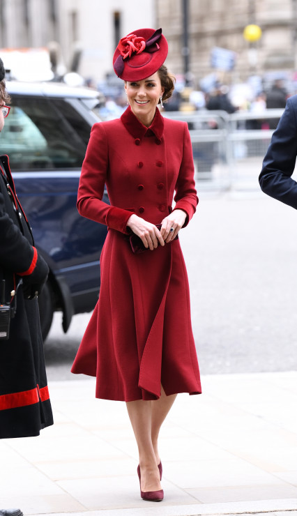 Płaszcze w stylu księżnej Kate. Tych 5 klasycznych modeli arystokratka nosi na okrągło