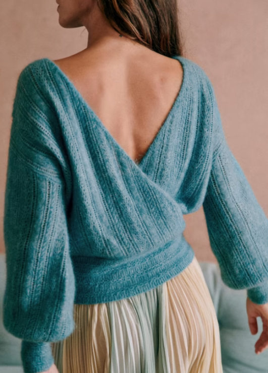 Swetry z dekoltem na plecach to romantyczny trend, który pokochacie na nowo w 2023. Szukamy najpiękniejszych