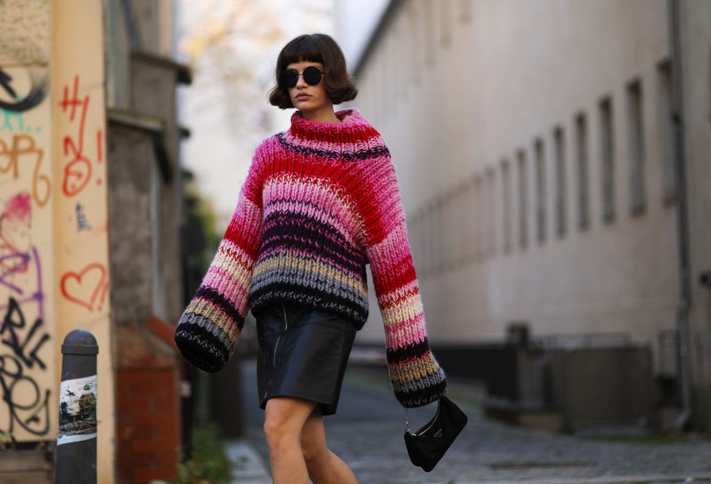 Jak nosić sweter do spódnicy? 5 modnych stylizacji zagranicznych it girls, które warto odtworzyć tej zimy