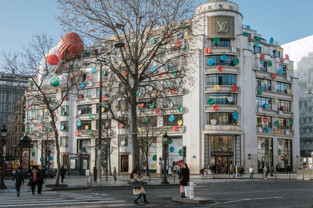Rzeźba przedstawiająca Yayoi Kusamę nad paryskim sklepem Louis Vuitton