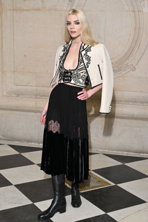 Anya Taylor-Joy w gorsetowym topie i prześwitującej spódnicy w Paryżu. Aktorka zachwyciła na pokazie Dior