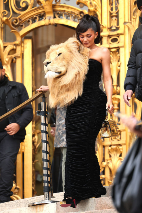 Kylie Jenner i Irina Shayk w sukniach z głową lwa. Kontrowersyjne stylizacje na pokazie Schiaparelli w Paryżu podzieliły internet