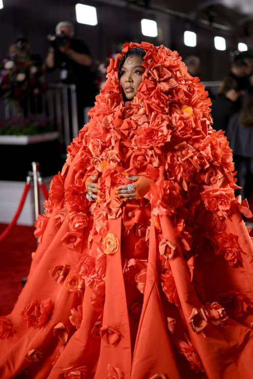 Lizzo w zmysłowym gorsecie i gigantycznej kwiatowej pelerynie przyćmiła wszystkich na Grammy 2023. Artystka wyglądała jak bogini