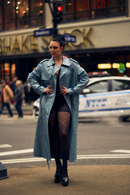 Jak noszą się teraz najbardziej stylowe dziewczyny z branży mody? Najmodniejsze stylizacje z ulic Nowego Jorku [street style NYFW jesień-zima 2023/2024]