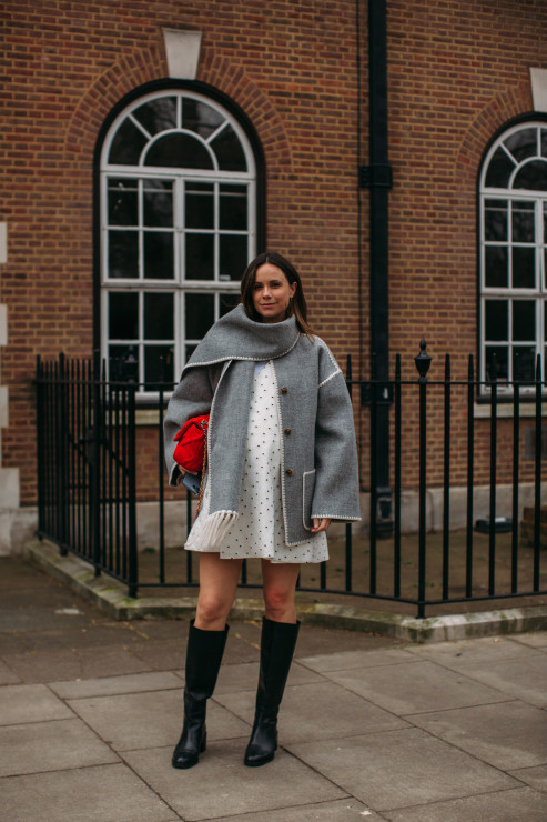 Jak noszą się teraz brytyjskie it-girls? Ponad 100 najlepszych stylizacji street style prosto z ulic Londynu [LFW jesień-zima 2023/2024]