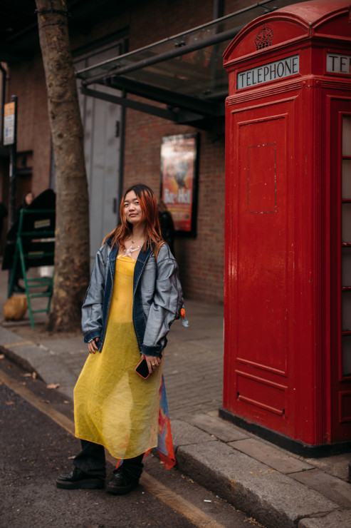 Jak noszą się teraz brytyjskie it-girls? Ponad 100 najlepszych stylizacji street style prosto z ulic Londynu [LFW jesień-zima 2023/2024]