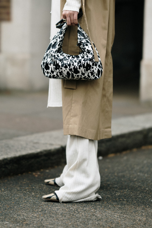 Jakie buty i torebki noszą redaktorki mody, influencerki i stylistki w Londynie? Tak wygląda moda uliczna na LFW jesień-zima 2023/2024