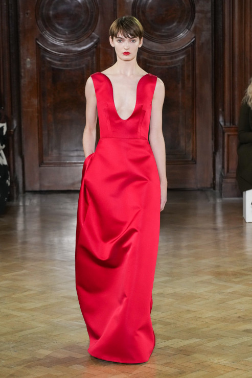 Najpiękniejsze czerwone sukienki i spódnice z londyńskich wybiegów. Kolor roku 2023 wg Pantone króluje na fashion weeku