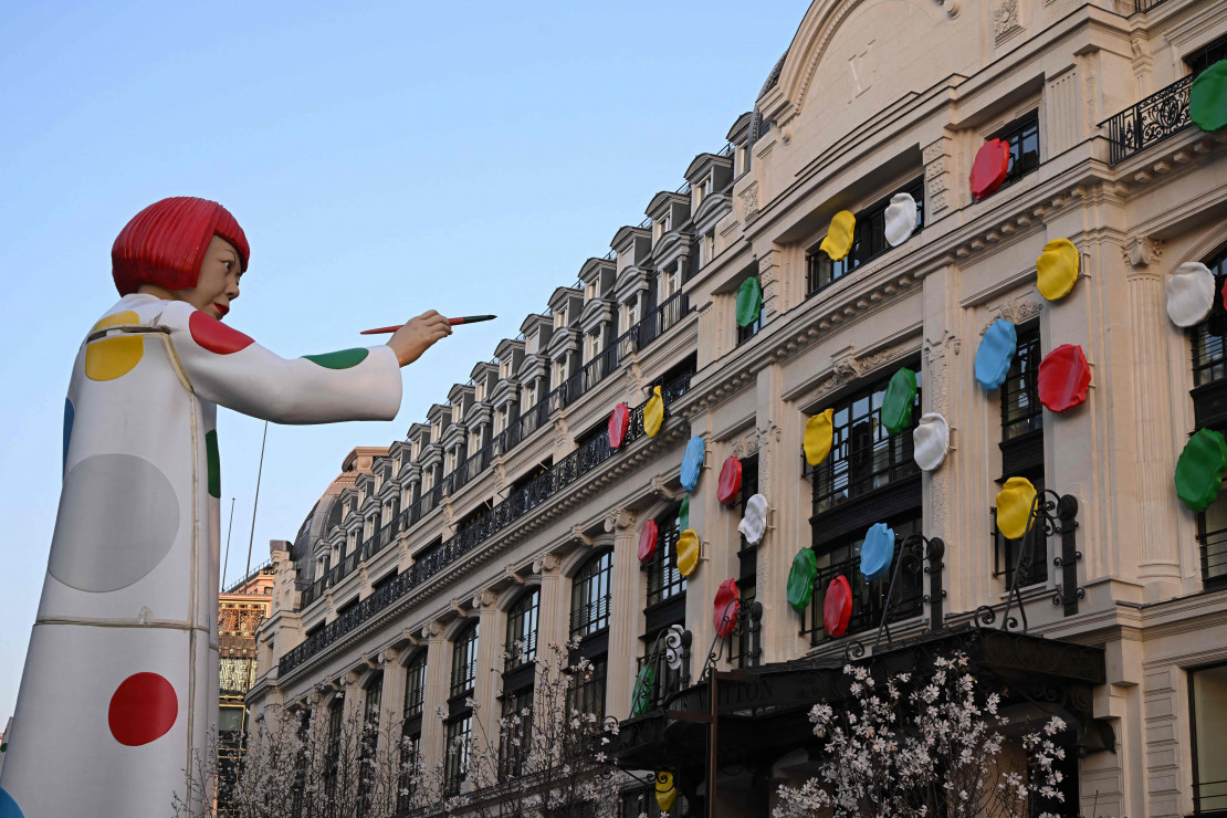 Rzeźba Yayoi Kusamy przed sklepem Louis Vuitton w La Samaritaine