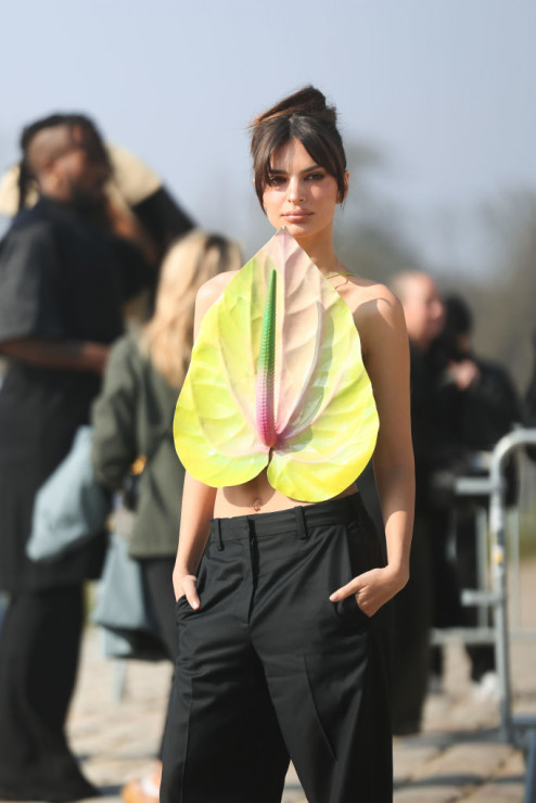 Emily Ratajkowski w kontrowersyjnej stylizacji w Paryżu. Gigantyczny kwiat zamiast bluzki podzielił fanów modelki