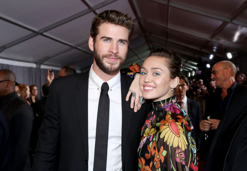 Liam Hemsworth pozwał Miley Cyrus za "Flowers"? Piosenka zemsty miała zagrozić jego roli w "Wiedźminie"