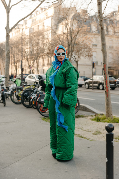 Tak noszą się teraz najbardziej stylowe Francuzki (i nie tylko). Jeszcze więcej modnych stylizacji tygodnia mody w Paryżu jesień-zima 2023/2024