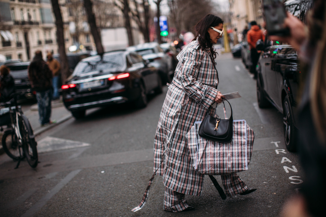 Ukochane dodatki francuskich redaktorek mody, stylistek i influencerek. Te rzeczy królowały na ulicach Paryża podczas ostatniego fashion weeka [street style]