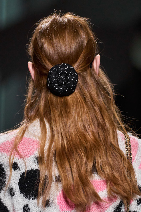 Jeszcze więcej Chanel: makijaże, fryzury, detale ubrań. Kolekcja jesień-zima  słynnego francuskiego domu mody zachwyca