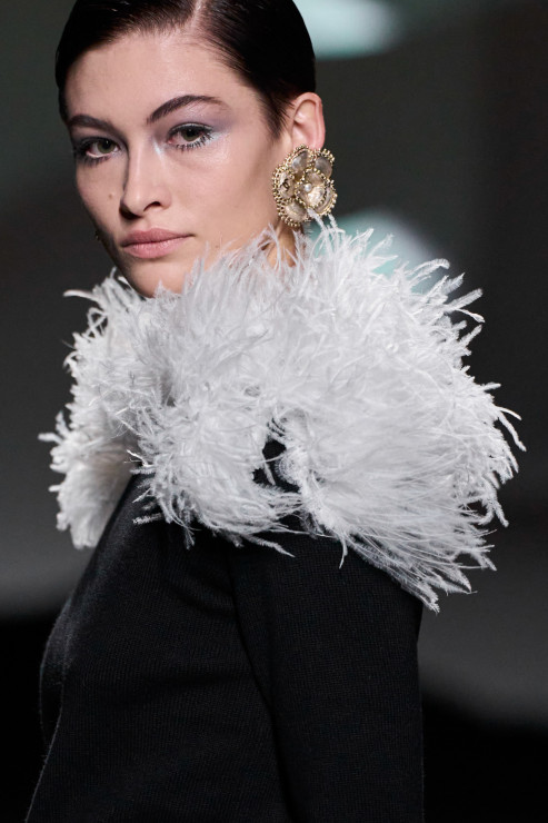 Jeszcze więcej Chanel: makijaże, fryzury, detale ubrań. Kolekcja jesień-zima  słynnego francuskiego domu mody zachwyca