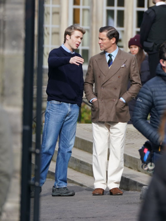 Dominic West (serialowy książę Karol) i Ed McVey jako William w 6. sezonie „The Crown"