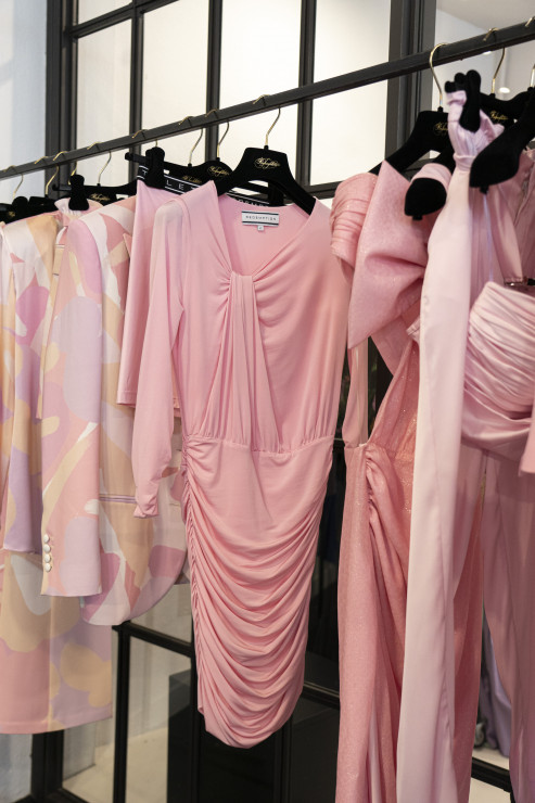 Dodatki do sukienki pudrowy róż - 5 modnych propozycji, które odmienią twoją stylizację