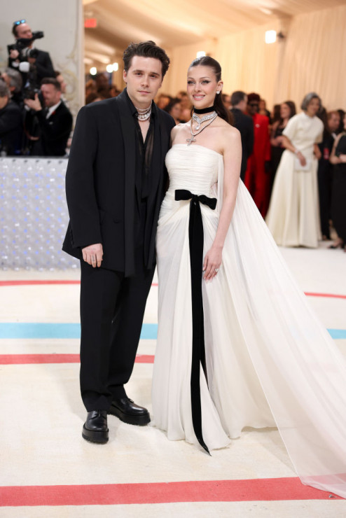 Met Gala 2023: Brooklyn Beckham i Nicola Peltz Beckham- oboje w Valentino
