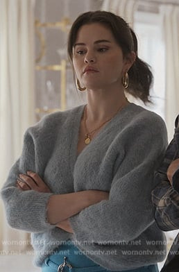 Selena Gomez  w swetrze Ba&sh jako Mabel Mora w "Zbrodnie po sąsiedzku"