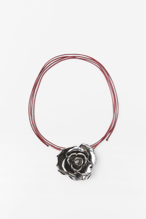 Naszyjnik sznurkowy z ozdobną różą: z 79,90 na 47,90 zł